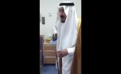شاهد بالفيديو : الملك سلمان يداعب ويلعب مع طفلة صغيرة