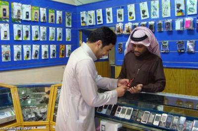 السعودية توضح حقيقة وجود استثناءات في سعودة وظائف محلات الجوالات