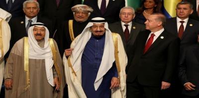 شاهد بالصور : كيف تجاهل الملك سلمان مصافحة الرئيس الإيراني في قمة الدول الإسلامية 