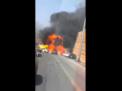 بالفيديو : لحظة إنفجار ضخم ومروع لسيارة بأحد شوارع السعودية