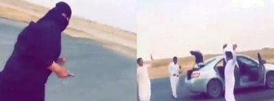 شاهد بالفيديو : مجموعة شباب يتحرشون بفتاة في إحدى شوارع السعودية