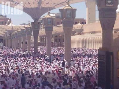 شاهد بالصور : مشهد مهيب للجموع في تشيع الشيخ "محمد أيوب" بالمسجد النبوي