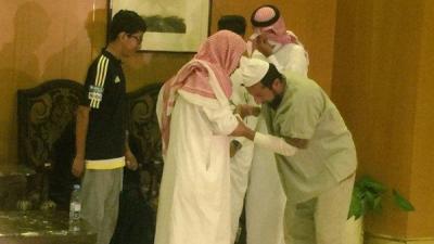 شاهد صور مؤثرة لأحد اليمنيين من الذين كانوا معتقلين في جوانتانامو عند لقاء والديه بالسعودية