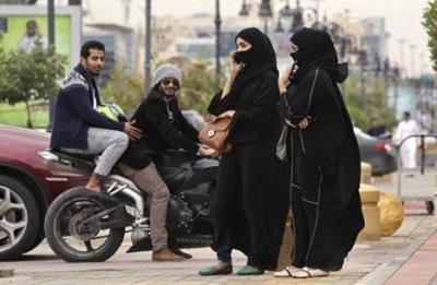 سعودي يسيطر على حافلة ممرضات أجنبيات..ويطلب منهم تقبيله مقابل اطلاق سراحهن .. شاهد ماذا حدث !