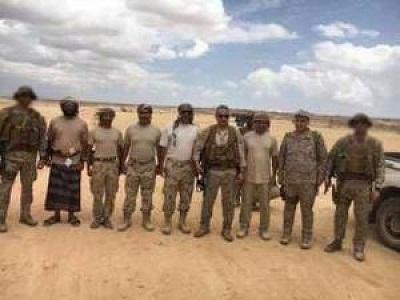 شاهد بالصورة : أمير سعودي يظهر في عمق صحراء حضرموت اثناء معركة تحرير المكلا