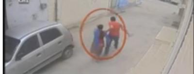 بالفيديو : لحظة اختطاف رجل لفتاة في الشارع لاغتصابها