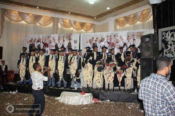 حفل تخرج في العاصمة صنعاء يتحول إلى إشتباكات عنيفة وإصابة 4 خريجين أحدهم بجروح خطيرة