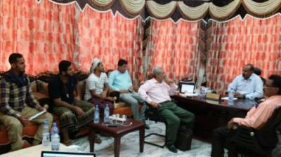 بعد انباء عن مغادرته لليمن.. "بالصورة" محافظ عدن يفاجئ الجميع ويظهر من هذا المكان