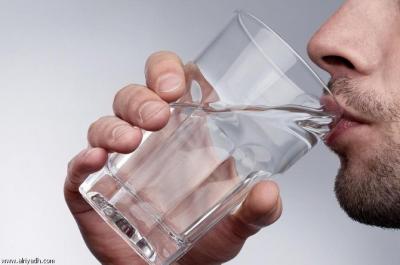 لهذه الأسباب التي ستصدمك .. لا تشرب الماء وأنت تأكل