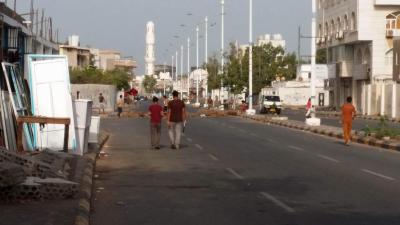 شاهد بالصور : احتجاجات غاضبة في عدن وقطع طريق رئيسي امام عابريه