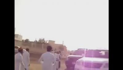 بالفيديو : سعوديون يحتشدون ويقطعون موكب أمير سعودي (شاهد ماذا حدث)