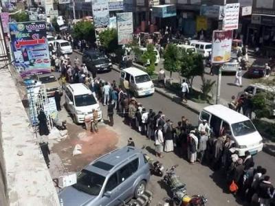 شاهد بالصور : اطول طابور في العالم امام محل صرافة داخل اليمن
