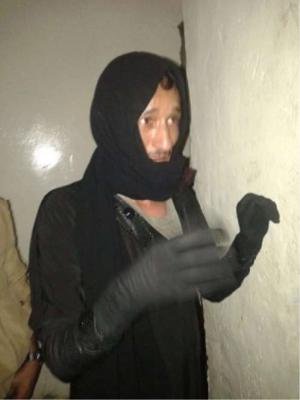 شاهد بالصورة : القبض على رجل متنكر بزي أمرأة داخل سوق تجاري بمدينة إب