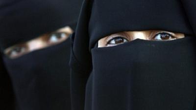 مقال في صحيفة "عكاظ" السعودية يشن هجوماً على "براقع النساء" يُفجر غضباً عارماً في دول الخليج بينها اليمن