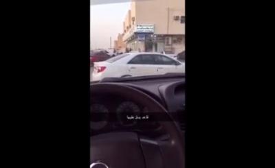 شاهد بالفيديو : سيدة تنتهي من “التسول” وتركب سيارتها الفارهة في السعودية !!