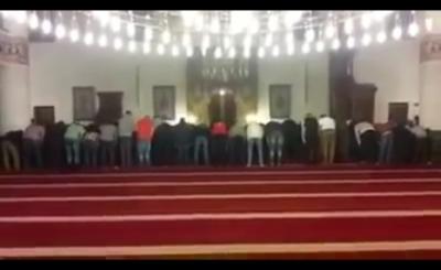 شاهد بالفيديو : امام مستعجل يثير الجدل ويشعل الغضب بسبب سرعته بالصلاة