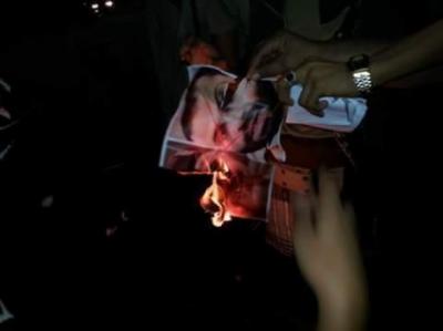 أحرقوا صور لحميد ومحسن وصالح.. مسيرات تخرج في عدن ضد حكومة بن دغر