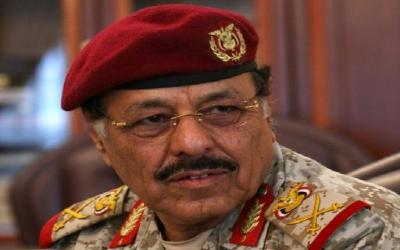 مصدر يكشف حقيقة توجيه الفريق علي محسن الاحمر بالسماح للحوثيين بدخول قاعدة العند