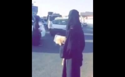 شاهد بالفيديو : فتيات في السعودية يقدمن وجبات إفطار صائم للمارة في الشوارع