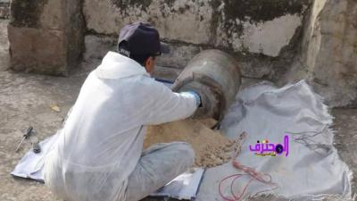 في أغرب طُرق التفخيخ المرعبة للمتفجرات.. تفكيك عبوة ناسفة زرعت "إسطوانة غاز" في إب (صور)
