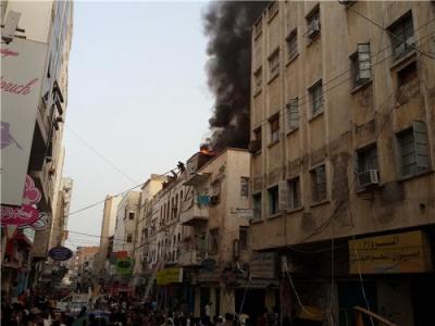 نشوب حريق ضخم في عدن