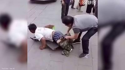 بالفيديو : تظاهر بأنّه مبتور الساقين ليتسوّل.. وهكذا فضحوه!