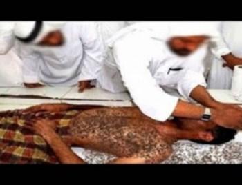 شاهد بالفيديو : أشهر مغسل موتى بالسعودية يكشف مشهداً مرعباً لشاب اكل النمل جسده اثناء تغسيله