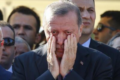 بالفيديو والصور : أردوغان يذرف الدموع ويبكي حزناً على رفيق دربه