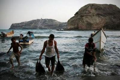مصير مجهول لـ 3 صيادين وإنقاذ 3 آخرين بعد اصطدام باخرة مجهولة بقاربهم في سواحل المهرة
