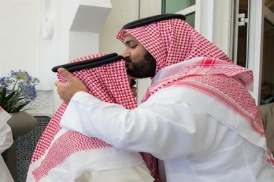 صورة نادرة ولأول مرة محمد بن سلمان يقبل رأس ملك البحرين