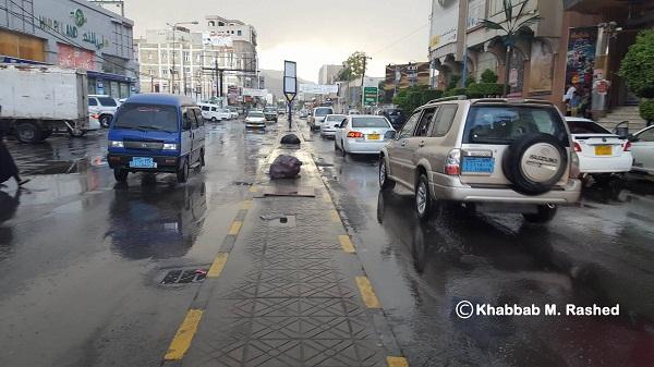 مراسل اخبار الساعة يلتقط صورة مباشرة من وسط العاصمة صنعاء وهذا ما يحدث فيها الان