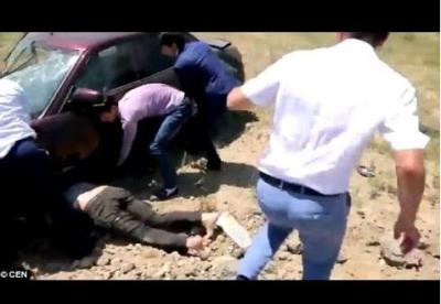 شاهد فيديو مرعب : كيف انقلبت سيارته فطار منها ثم سقطت عليه .. هل نجا من الموت؟
