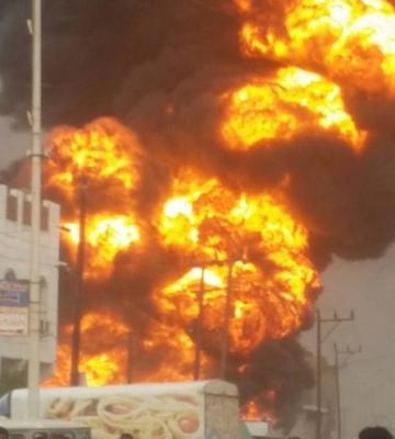 عاجل : اندلاع حريق ضخم في محطة مشتقات نفطية بالحديدة 