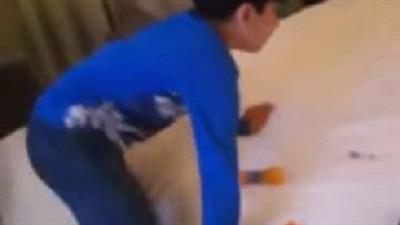 فيديو سيصدمك لما فعله الأب.. خليجي يصور ابنائه وهم شاربين خمر