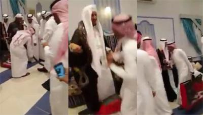 بالفيديو : عريس سعودي يتفاجئ بهدية "ثعبان ضخم" يلتف حول رقبته في لحظة عرسه (شاهد ما حدث؟)