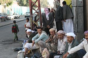 بعد ان استُبعد عن عمله وأُوقف راتبه فأختار الانتحار .. تفاصيل قصة عامل نظافة يمني تظهر واقع مؤلم