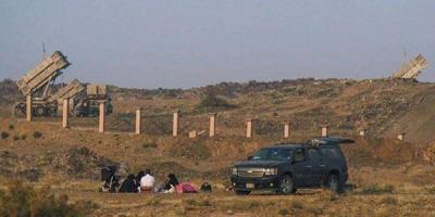 شاهد بالصورة : هذا ما تفعله أسرة سعودية بالقرب من صواريخ باتريوت.. وهذا رد السعوديين؟!