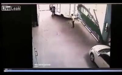 خلال ثواني فقط.. شاب ينجو من شاحنة الموت ويموت بطريقة مأساوية