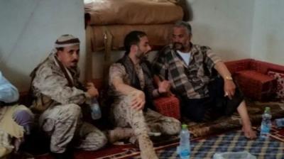شاهد بالصورة : أول ظهور للشيخ منصور الحنق بعد إصابته بنهم