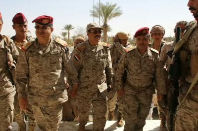 بعد مقتل قائد المنطقة العسكرية الثالثة اللواء الشدادي.. الفريق علي محسن الأحمر يصل مأرب مرتدياً بزته العسكرية