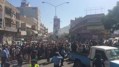 عاجل : تشييع جثمان عبدالقادر هلال في العاصمة صنعاء (صورة)