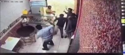 حتى سالت الدماء من رأسه... "فيديو" مروع لـ 3 شبان سعوديين ضربوا مقيماً بالعصي يشعلون ضجة عارمة 
