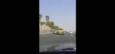بالفيديو : شاهد حادث مروع نتيجة تسابق متهورين على أحد الطرق السريعة بالسعودية