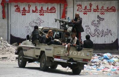 سقوط جندي قتيل وإصابة آخر باشتباكات مع مسلحين استولوا على مبنى عسكري بعدن