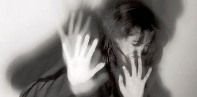 اغتصاب جماعي لطالبة عربية في دولة خليجية.. المعتدون انتهوا إلى دعوة حارس العمارة للمشاركة