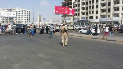 بالصورة : إحتجاجات وقطع للطريق وإحراق للإطارات وتوقف للحركة في المنصورة بعدن