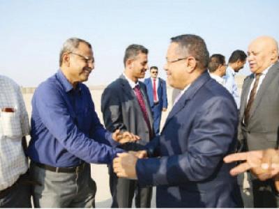 بن دغر في عدن: وفرنا المال لصرف الرواتب