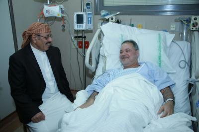 بالصورة : علي محسن الأحمر يزور "المخلافي" عقب عملية جراحية في السعودية