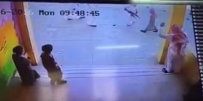 بالفيديو : طالب سعودي يقتحم مدرسته بـرشاش ويطلق النار على المعلمين