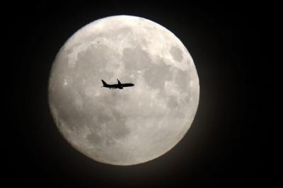 القمر العملاق وشاب يتصدى لدبابة.. 20 صورة توثق أحداثاً عالمية شهيرة في 2016